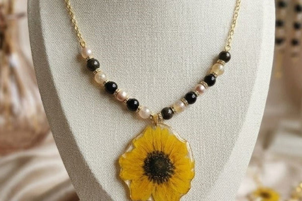 Where Nature Meets Stone: The Beautiful Connection Between Preserved Flowers and Natural Stones in Handmade Jewelry