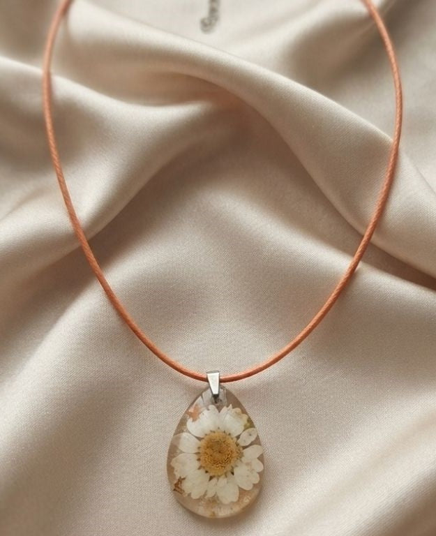 Daisy Dewdrop Necklace – Real Pressed Daisy Resin Pendant