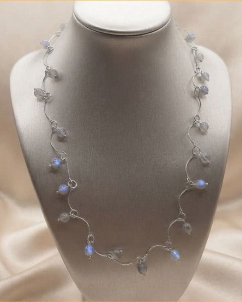 Moonlit Grace Necklace – Labradorite Elegance