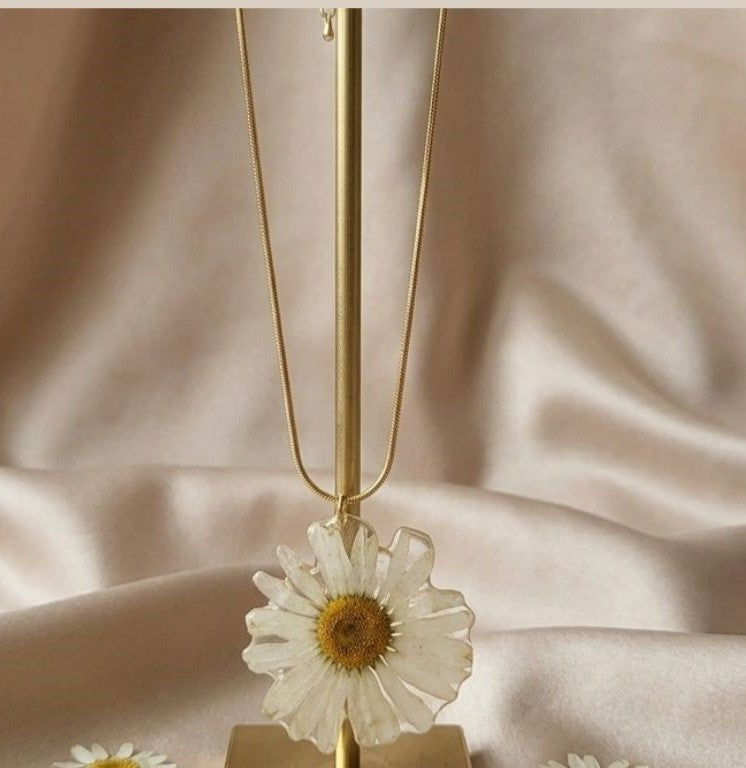 Eternal Daisy Bloom Necklace – Real White Flower in Gold Elegance