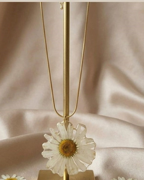 Eternal Daisy Bloom Necklace – Real White Flower in Gold Elegance
