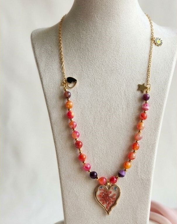 Heart of Bloom Necklace – Preserved Flower & Natural Agate Elegance