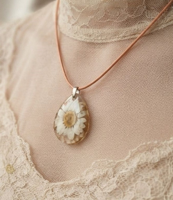 Daisy Dewdrop Necklace – Real Pressed Daisy Resin Pendant