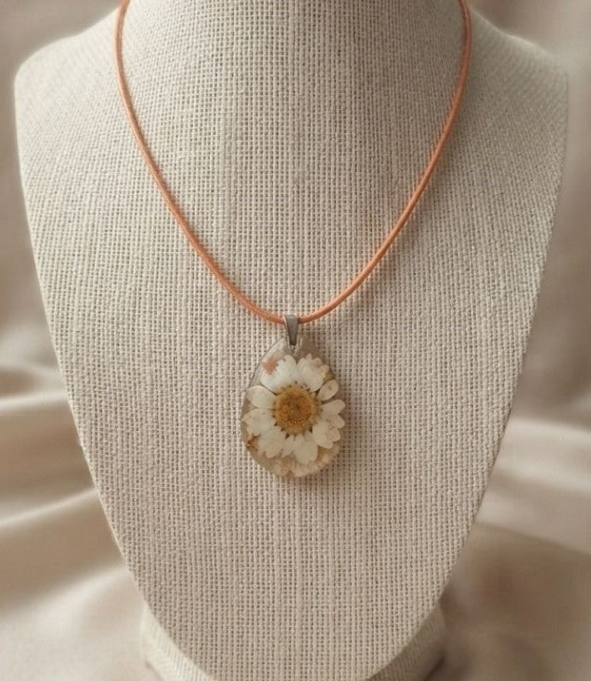 Daisy Dewdrop Necklace – Real Pressed Daisy Resin Pendant
