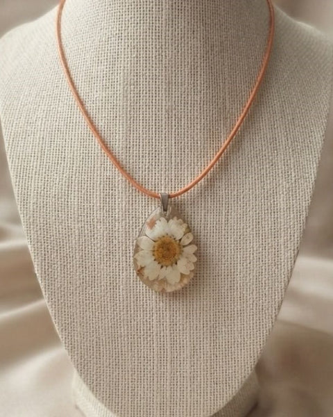 Daisy Dewdrop Necklace – Real Pressed Daisy Resin Pendant