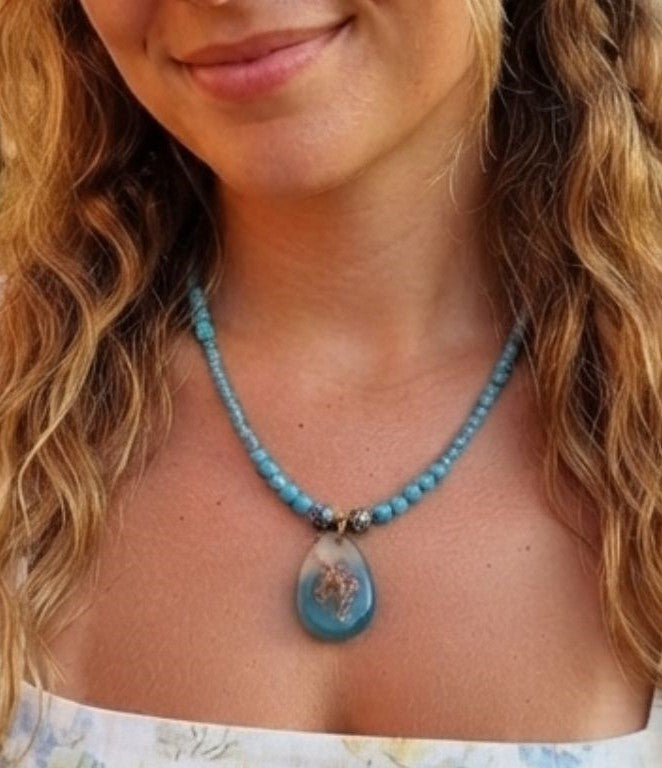Ocean Whisper Necklace – Handcrafted Resin Seashell Pendant