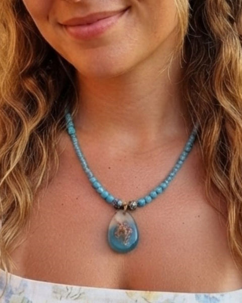 Ocean Whisper Necklace – Handcrafted Resin Seashell Pendant