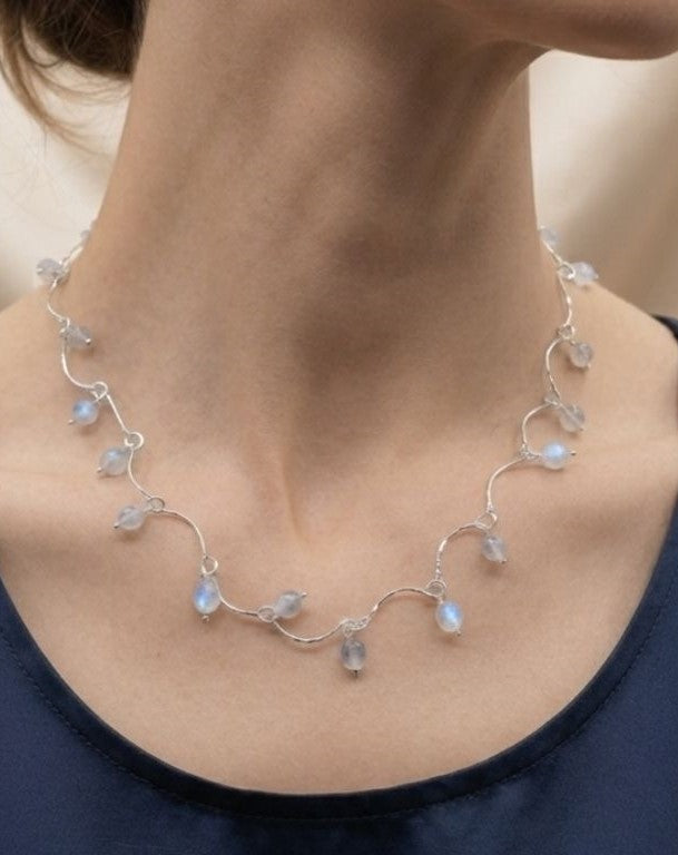 Moonlit Grace Necklace – Labradorite Elegance