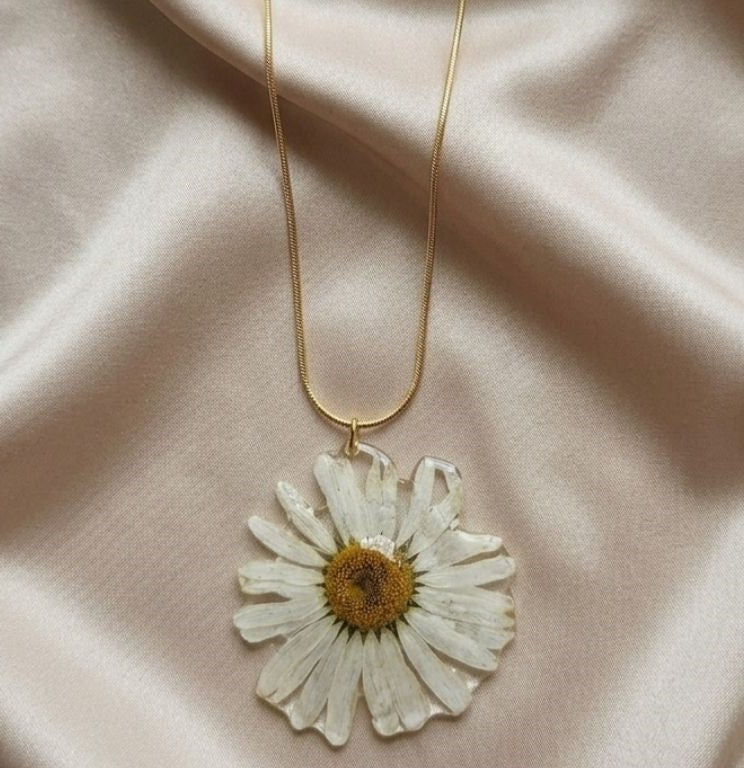 Eternal Daisy Bloom Necklace – Real White Flower in Gold Elegance