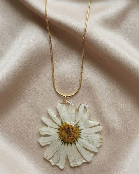 Eternal Daisy Bloom Necklace – Real White Flower in Gold Elegance