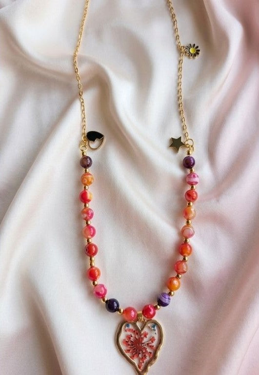 Heart of Bloom Necklace – Preserved Flower & Natural Agate Elegance