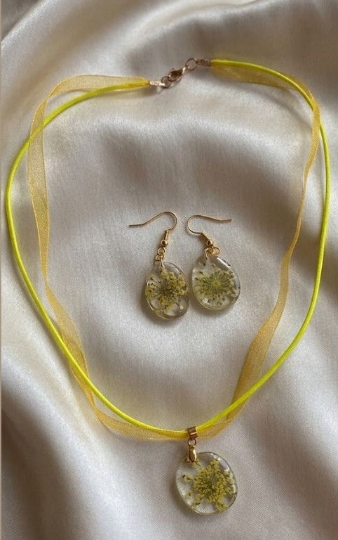 Blush Bloom Resin Jewelry Set – Necklace & Earrings with Preserved Flowers