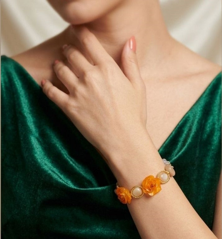 Amber Rose Elegance Bracelet – Resin Blooms with Freshwater Pearls & Gold Accents