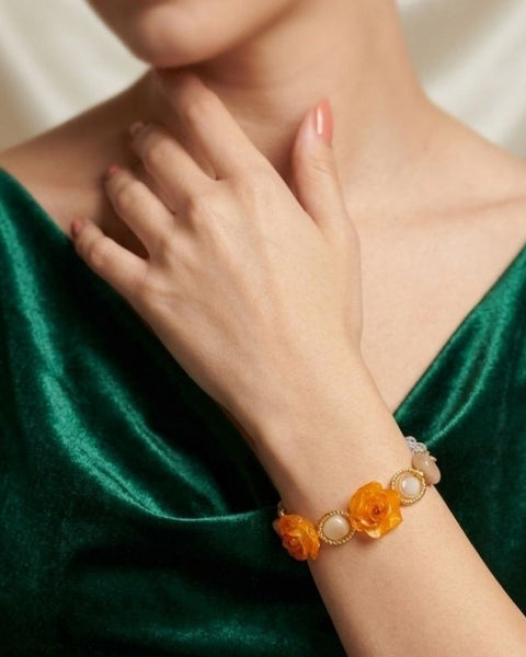 Amber Rose Elegance Bracelet – Resin Blooms with Freshwater Pearls & Gold Accents