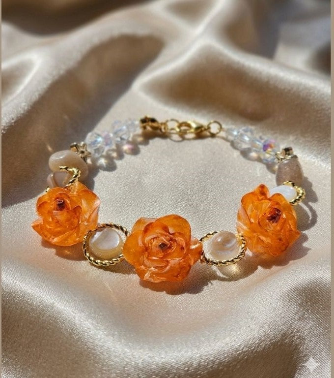 Amber Rose Elegance Bracelet – Resin Blooms with Freshwater Pearls & Gold Accents