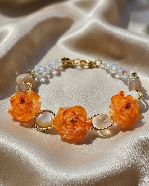 Amber Rose Elegance Bracelet – Resin Blooms with Freshwater Pearls & Gold Accents