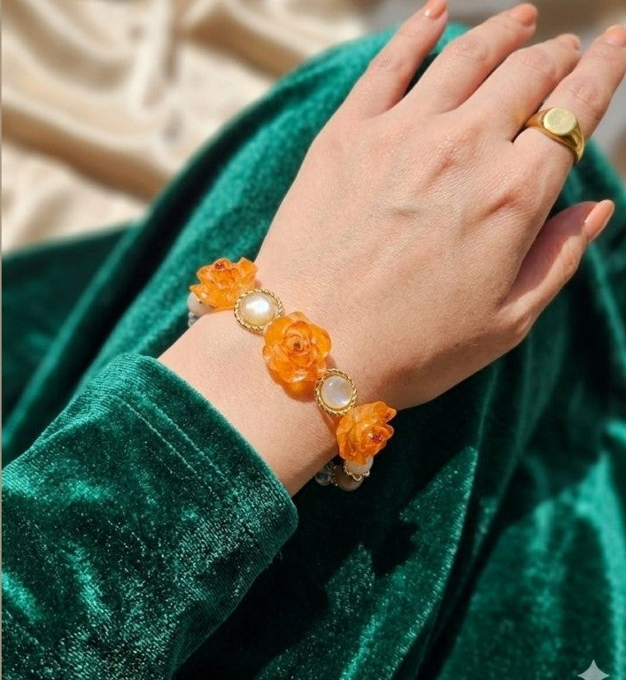 Amber Rose Elegance Bracelet – Resin Blooms with Freshwater Pearls & Gold Accents