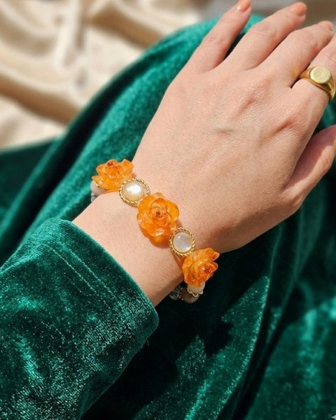 Amber Rose Elegance Bracelet – Resin Blooms with Freshwater Pearls & Gold Accents