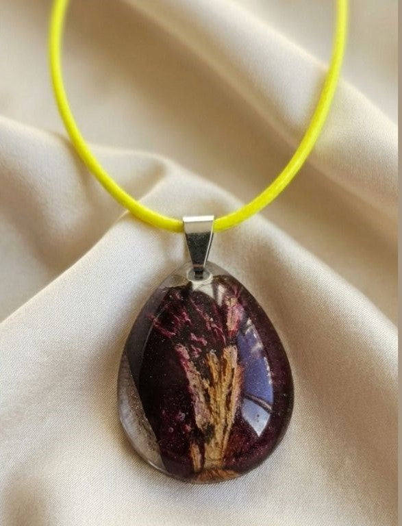 Rose Garden Necklace – Preserved Rose Leaf in Resin