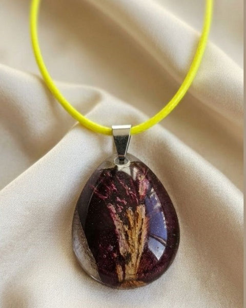 Rose Garden Necklace – Preserved Rose Leaf in Resin