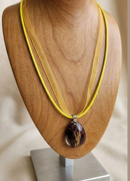 Rose Garden Necklace – Preserved Rose Leaf in Resin