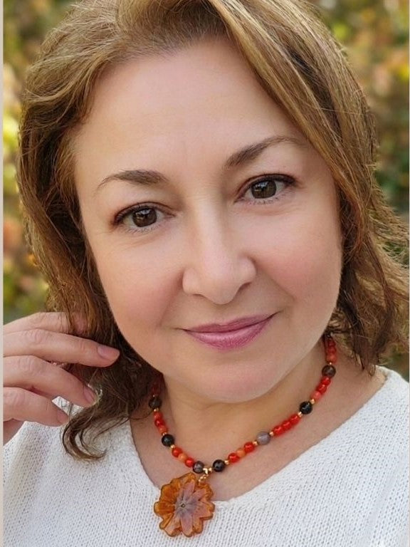 Amber Bloom – A Statement of Warmth & Power