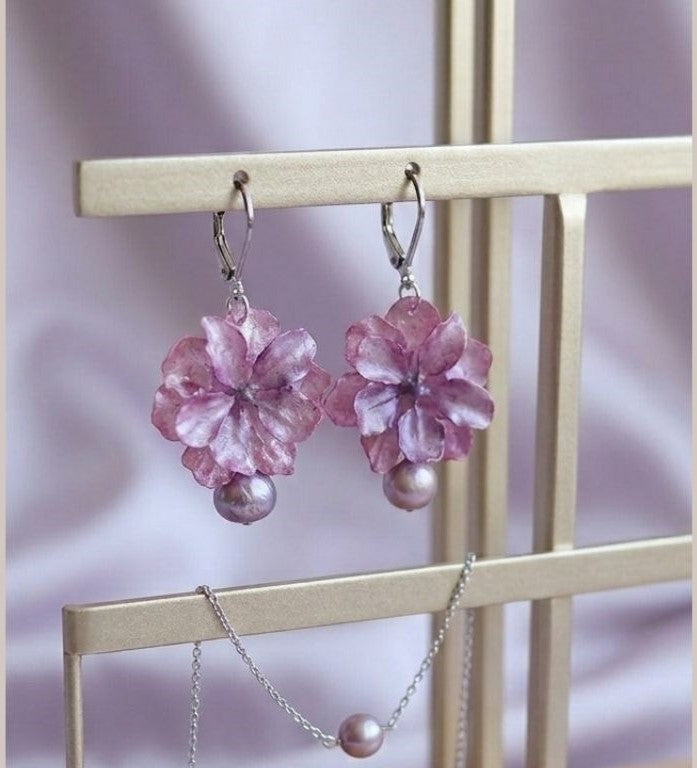 Pearl Blossom Earrings – Resin Floral Elegance with Freshwater Pearl