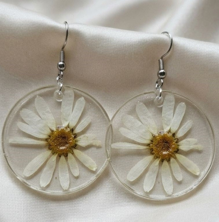 Pure Daisy Bloom Earrings – Handcrafted Botanical Elegance