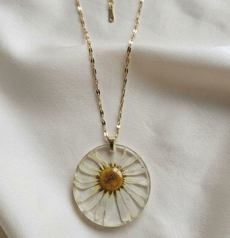 Pure Daisy Bloom Necklace – Handcrafted Botanical Elegance