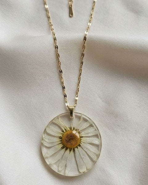 Pure Daisy Bloom Necklace – Handcrafted Botanical Elegance
