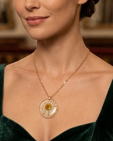 Pure Daisy Bloom Necklace – Handcrafted Botanical Elegance