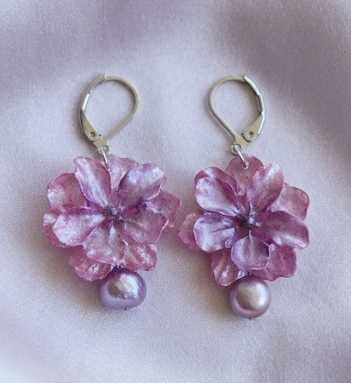 Pearl Blossom Earrings – Resin Floral Elegance with Freshwater Pearl