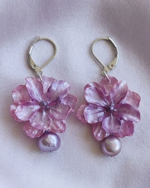 Pearl Blossom Earrings – Resin Floral Elegance with Freshwater Pearl