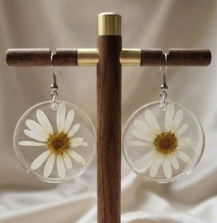 Pure Daisy Bloom Earrings – Handcrafted Botanical Elegance