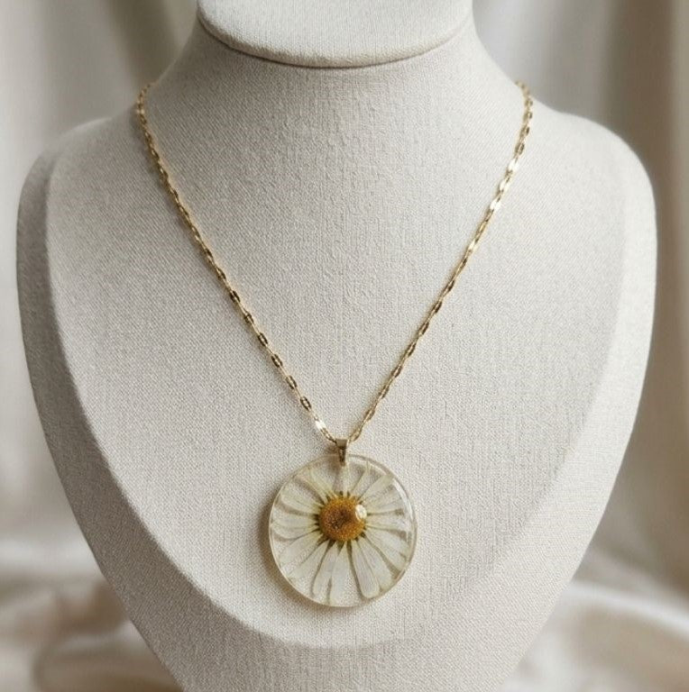 Pure Daisy Bloom Necklace – Handcrafted Botanical Elegance