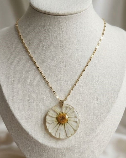 Pure Daisy Bloom Necklace – Handcrafted Botanical Elegance